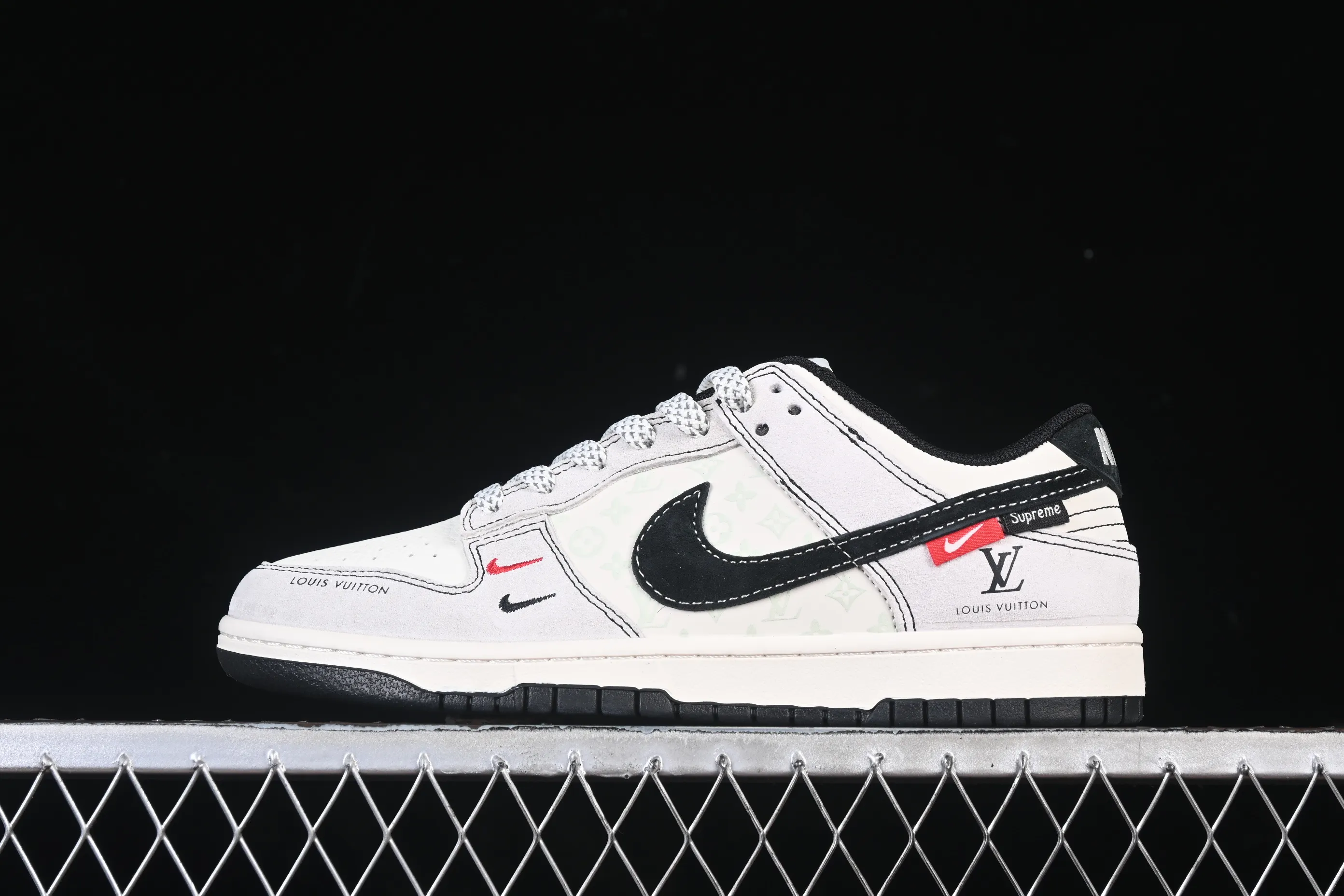 All categories Nk SB Dunk Series Nk SB Dunk Low High-end customized low-top sneakers Nike SB Dunk Low LV co-branded gray pig eight red and black hooks Anniversary high-end customized low-top casual sneakers CX5050-Y11